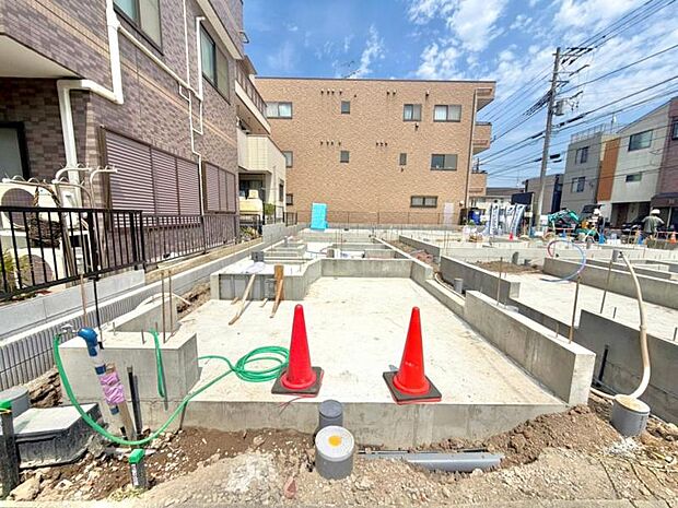 JR南武線「小田栄」駅徒歩11分 JR南武線・鶴見線「浜川崎」駅徒歩14分 生活に便利な設備・仕様を揃えた快適住宅です。(2026年7月撮影)