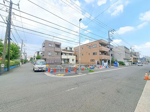 前面道路は整備されており、落ち着いた住宅街に位置しています。【2026.7月撮影】