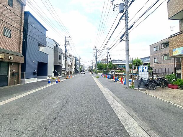 前面道路は南側11.0m、西側:6.0m。大きな車でも通ることができます。【【2026.7月撮影】