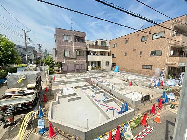 完成前の状態でも、隣接した環境もしっかりとご覧いただけます。【2026.7月撮影】