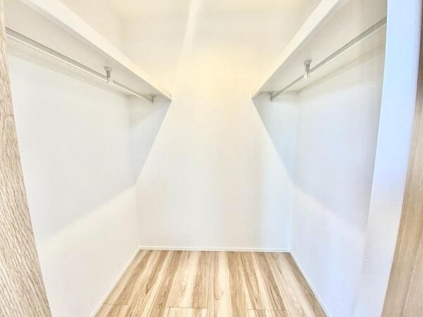 使い勝手の良い収納が豊富で、物が多くてもスッキリ片付けられます。