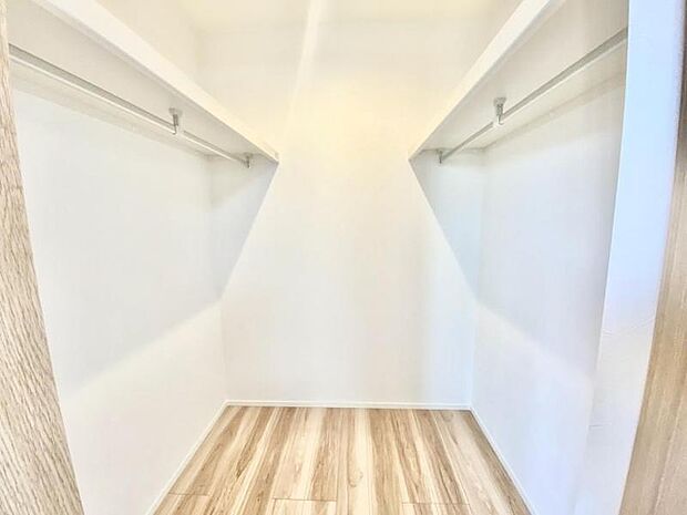 使い勝手の良い収納が豊富で、物が多くてもスッキリ片付けられます。