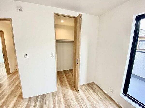 使い勝手の良い収納が豊富で、物が多くてもスッキリ片付けられます。