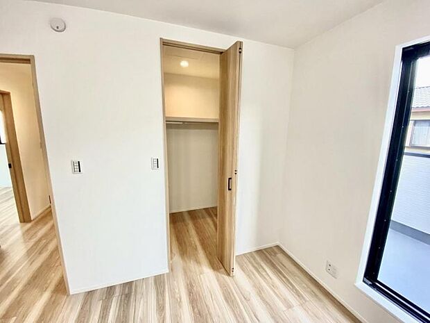 使い勝手の良い収納が豊富で、物が多くてもスッキリ片付けられます。