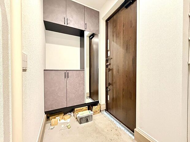 シンプルで落ち着いたデザインの玄関が魅力です。(2026.8.24撮影)