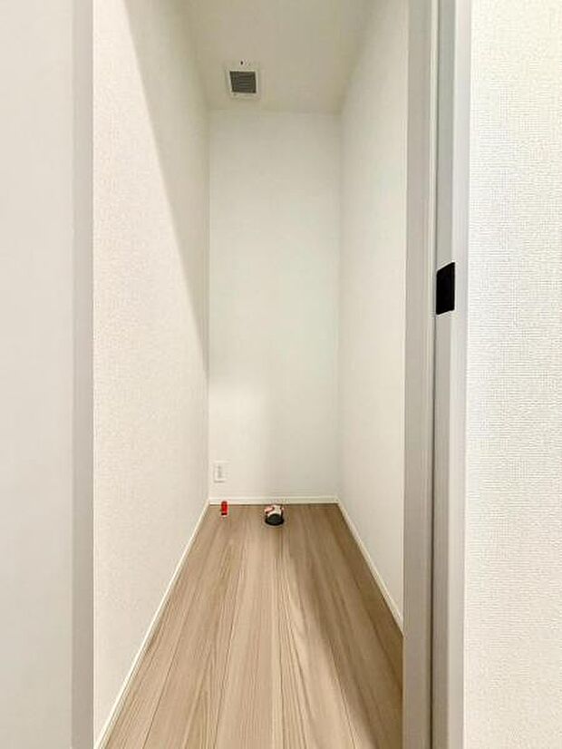 清潔感のあるシンプルで使いやすいトイレです。(2026.8.24撮影)