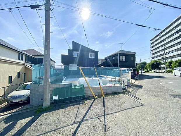 前面道路です。毎日のお車の出し入れもストレスなく行えます。