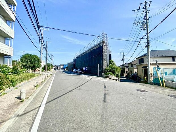 前面道路は整備されており、落ち着いた住宅街に位置しています。
