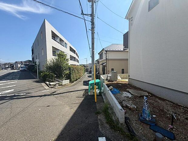 前面道路は整備されており、落ち着いた住宅街に位置しています。(2026.8.24撮影)