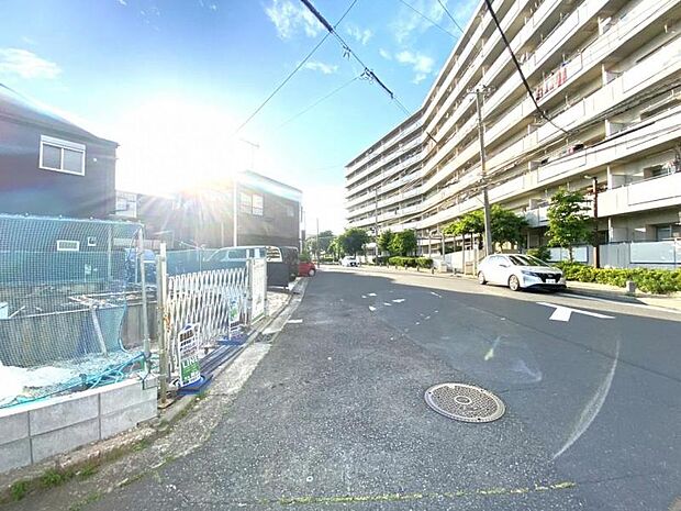 前面道路です。毎日のお車の出し入れもストレスなく行えます。(2026.6.1撮影)
