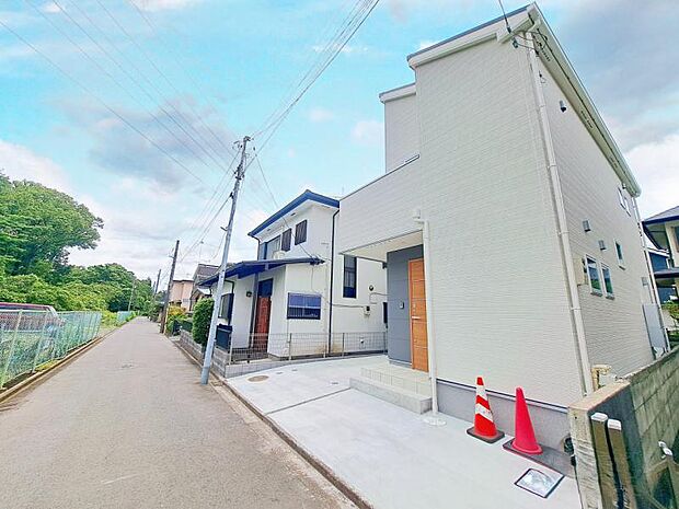 前面道路です。毎日のお車の出し入れもストレスなく行えます。