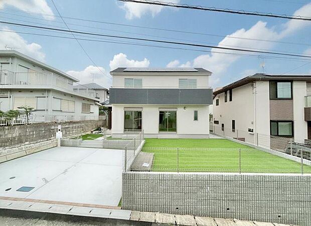 凛とした表情を見せる外観は時の移り変わりの中で様々な表情を見せてくれます。素材の持つ独特な存在感により「永住」にふさわしいメンテンスフリーの住宅が完成しました。