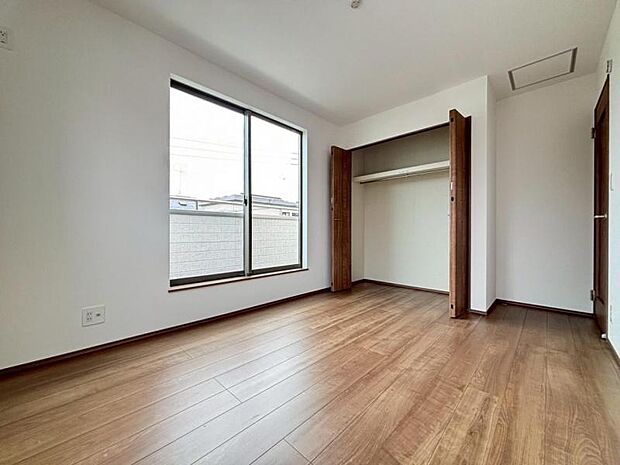 独立性を高めたお部屋。たっぷりの収納も配備しており、片付いた空間を現実出来そう。陽光も降り注ぐ明るく開放的な空間が魅力的。