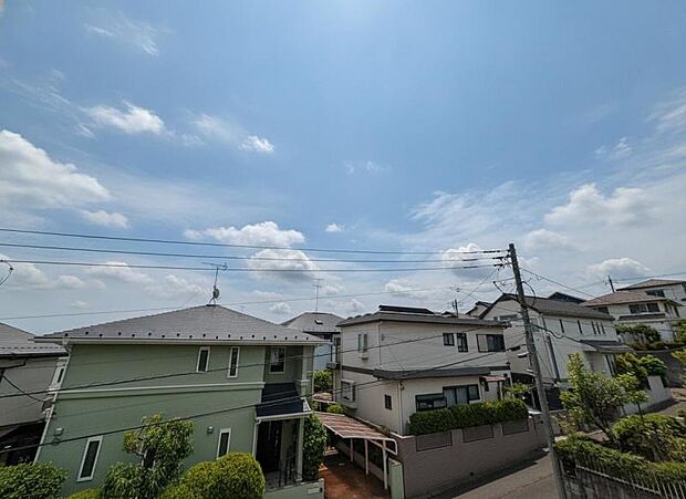 陽の光に照らされるバルコニーを、爽やかな涼風が吹き抜けていきます。