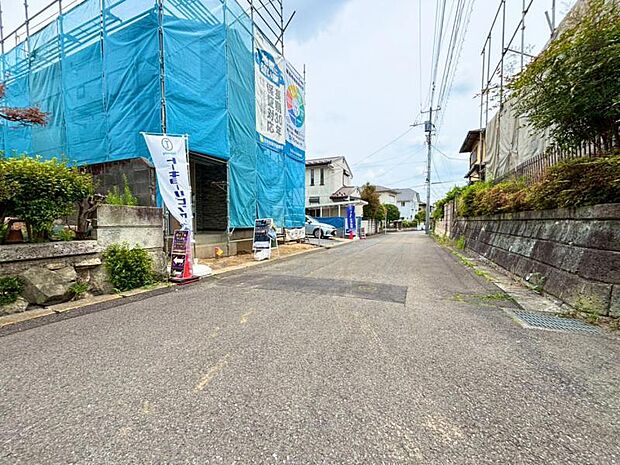 南西側から撮影 幅約4.95m前面道路です。毎日のお車の出し入れもストレスなく行えます。【2026.6.14】