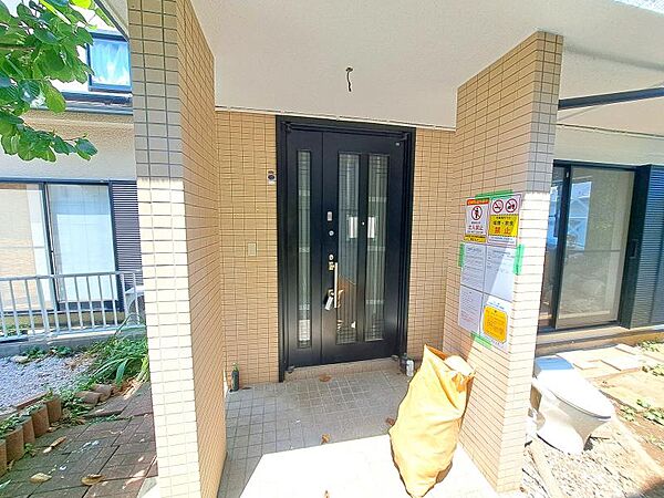 落ち着いた雰囲気の玄関、家族の帰りを暖かく迎えてくれます。（2026年7月撮影）