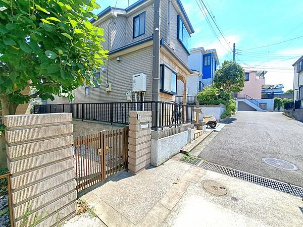 前面道路です。毎日のお車の出し入れもストレスなく行えます。（2026年7月撮影）