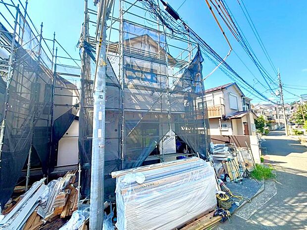 前面道路です。毎日のお車の出し入れもストレスなく行えます。（2026年8月撮影）