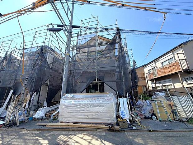 敷地内に設けられた駐車スペース。小さなお子様も安心・安全の乗り降りが出来ますね。（2026年8月撮影）