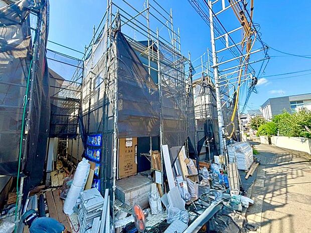 前面道路です。毎日のお車の出し入れもストレスなく行えます。（2026年8月撮影）