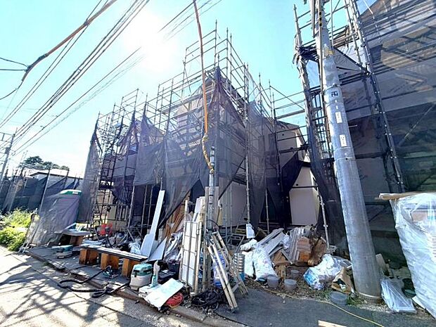 前面道路4ｍです。毎日のお車の出し入れもストレスなく行えます。（2026年8月撮影）