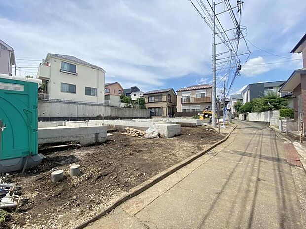 前面道路4ｍです。毎日のお車の出し入れもストレスなく行えます。（2026.6.21撮影）