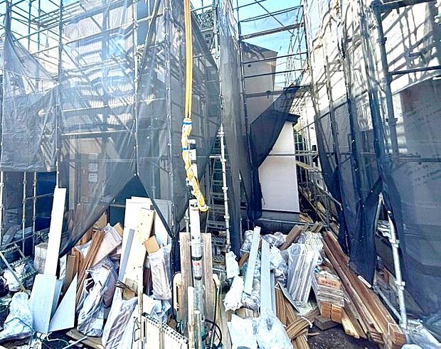 敷地内に設けられた駐車スペース。小さなお子様も安心・安全の乗り降りが出来ますね。（2026年8月撮影）
