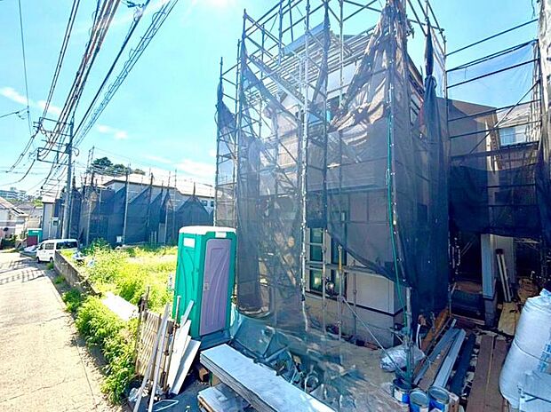 前面道路4ｍです。毎日のお車の出し入れもストレスなく行えます。（2026年8月撮影）