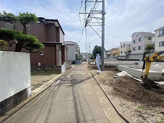 前面道路4mです。毎日のお車の出し入れもストレスなく行えます。(2026.6.21撮影)