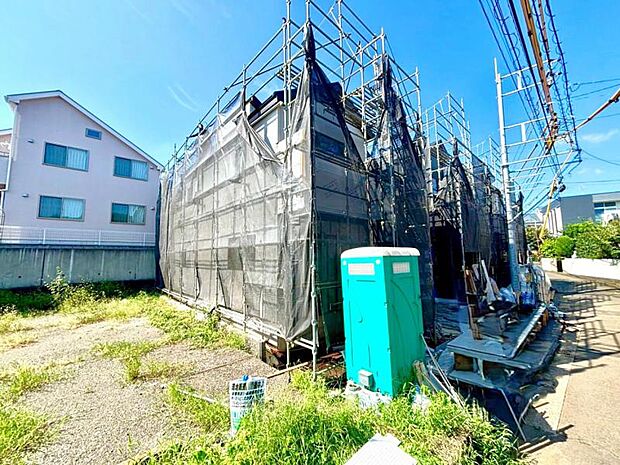 前面道路4ｍです。毎日のお車の出し入れもストレスなく行えます。（2026年8月撮影）