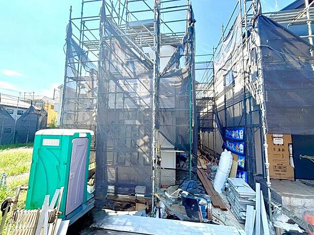 敷地内に設けられた駐車スペース。小さなお子様も安心・安全の乗り降りが出来ますね。（2026年8月撮影）