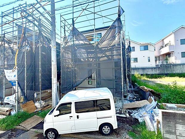 この場所だからこそ叶えられる開放感、陽光を取り入れた住宅です。是非現地でご体感くださいませ。(2026年8月撮影)