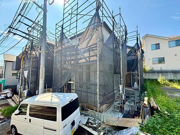 敷地内に設けられた駐車スペース。小さなお子様も安心・安全の乗り降りが出来ますね。(2026年8月撮影)
