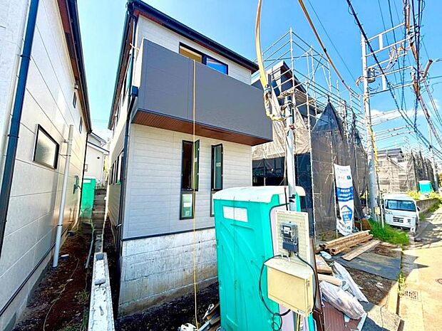 環境に恵まれ、陽光に包まれた邸宅は月日が経っても色褪せることなく「オンリーワン」に輝き続けます。(2026年8月撮影)
