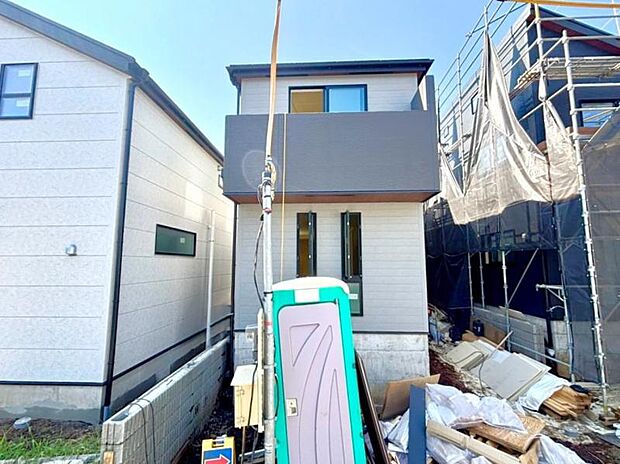 この場所だからこそ叶えられる開放感、陽光を取り入れた住宅です。是非現地でご体感くださいませ。(2026年8月撮影)