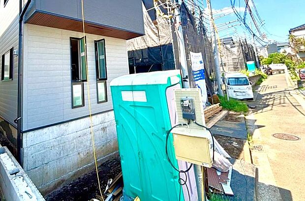 敷地内に設けられた駐車スペース。小さなお子様も安心・安全の乗り降りが出来ますね。(2026年8月撮影)
