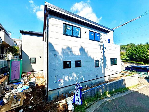 この場所だからこそ叶えられる開放感、陽光を取り入れた住宅です。是非現地でご体感くださいませ。(2026年8月撮影)