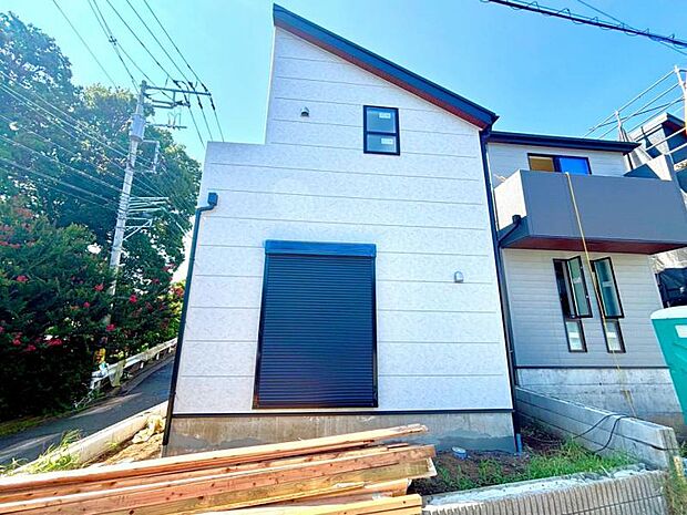 現地の状態をご覧いただくことで、隣接した環境をしっかりとご確認いただけます(2026年8月撮影)