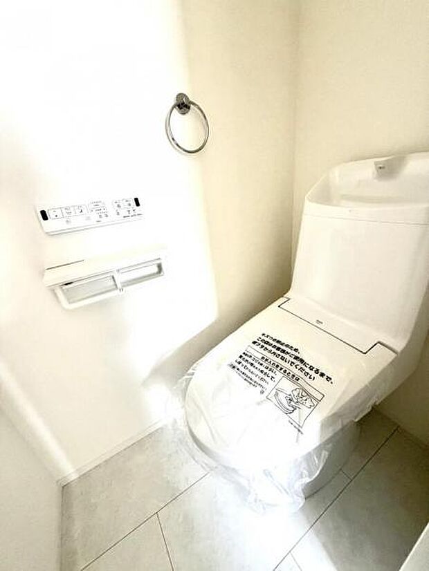 ウォシュレット付き清潔感の溢れるトイレです。落ち着いた空間で安らぎのひとときをお過ごし頂けます。(2か所あります)