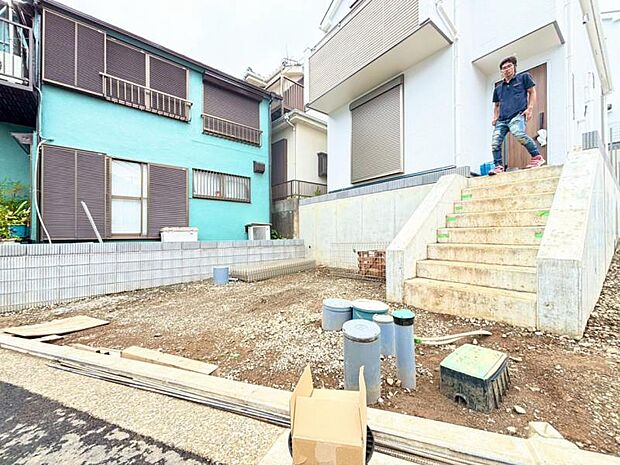 ご両親や友人・知人が訪ねてきても大丈夫。駐車スペース2台分（車種による）を確保してあります。（2026.6.19撮影）