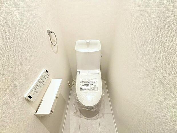 ウォシュレット付き清潔感の溢れるトイレです。落ち着いた空間で安らぎのひとときをお過ごし頂けます。(2か所あります)