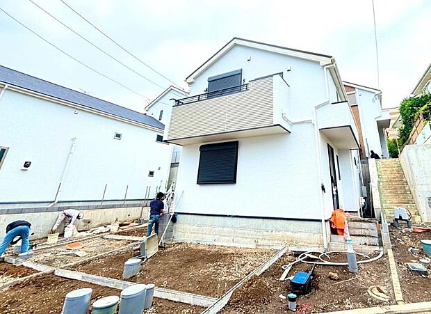 ご両親や友人・知人が訪ねてきても大丈夫。駐車スペース2台分(車種による)を確保してあります。(2026.6.19撮影)