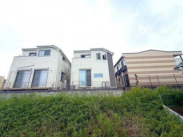 この街ならではの美しい風景と、ここから紡がれる物語が始まります。