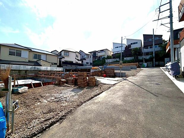 前面道路4ｍです。毎日のお車の出し入れもストレスなく行えます。（2026.6.21撮影）