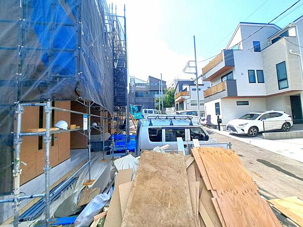 現地の状態をご覧いただくことで、隣接した環境をしっかりとご確認いただけます（2026年7月撮影）