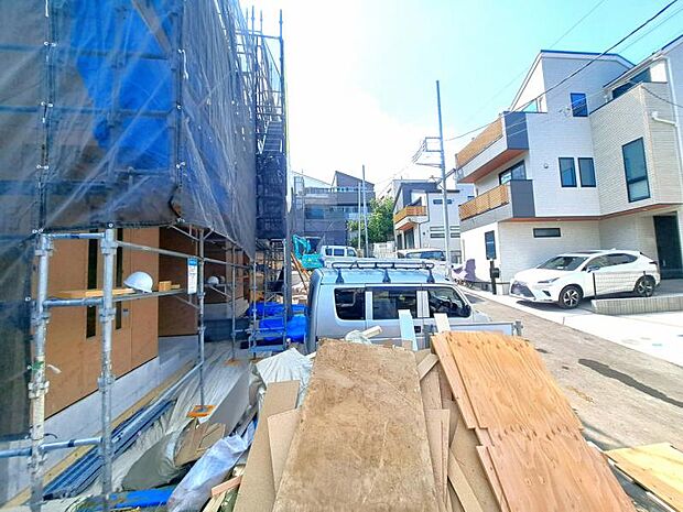 現地の状態をご覧いただくことで、隣接した環境をしっかりとご確認いただけます(2026年7月撮影)