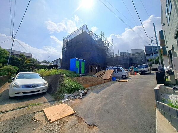 この場所だからこそ叶えられる開放感、陽光を取り入れた住宅です。是非現地でご体感くださいませ。（2026年7月撮影）