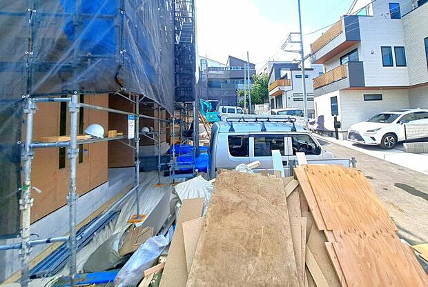 玄関につながる駐車スペースなので重い荷物の出し入れの負担を最小限に抑えられます。(2026年7月撮影)