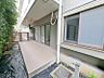 バルコニー：2部屋またぐ広さの風通しのよいバルコニー。お洗濯物も乾かしやすいですね。専用庭では水栓もありガーデニングやお子様の遊び場として使用可能です。