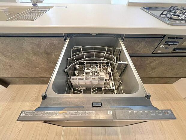 食器洗浄乾燥機を標準装備。作動中は他の家事を並行して進めることができ、家事の時短と負担軽減につながります。高温、高圧水流で洗浄するため、除菌・消臭効果が期待でき、衛生面での安心感が高まります。また、手